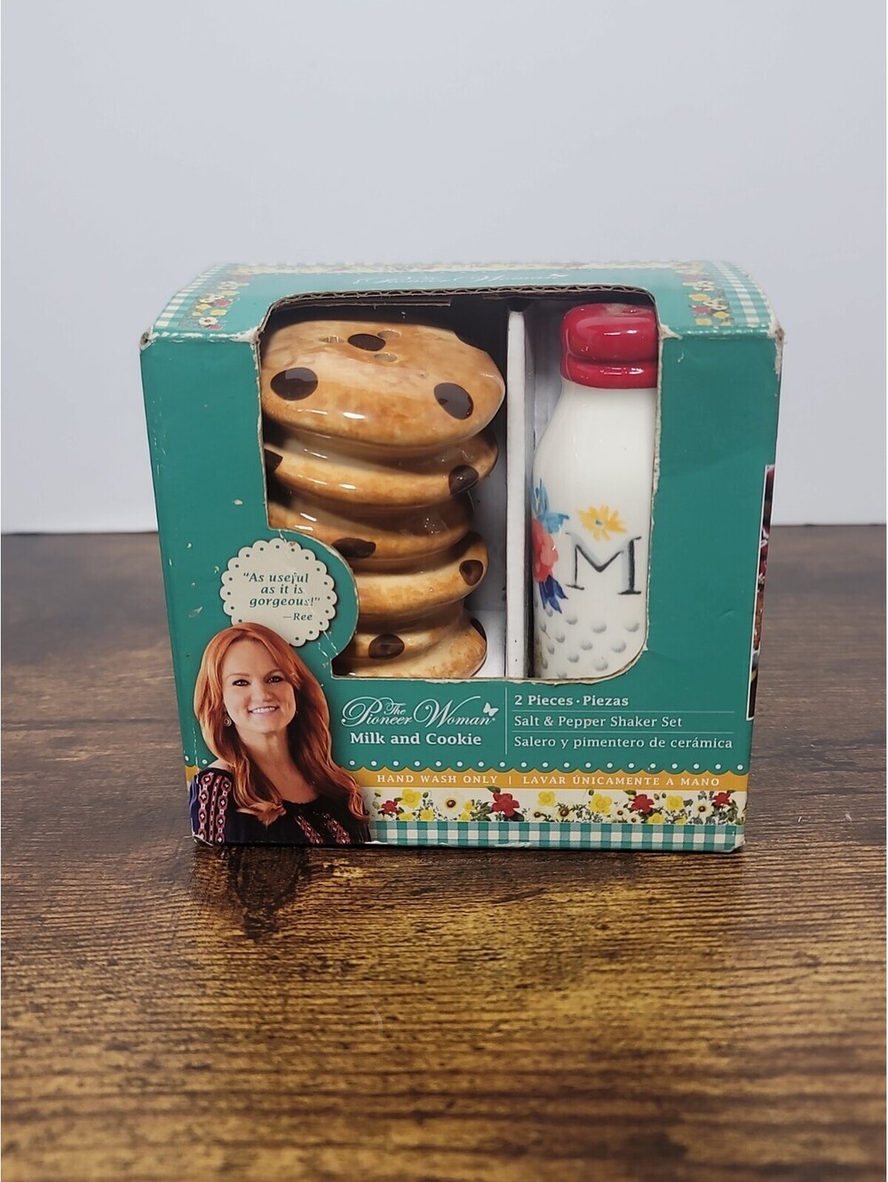 New in Box Pioneer Woman Milk and Cookie 2 Piece Salt & Pepper Shaker Set Rare